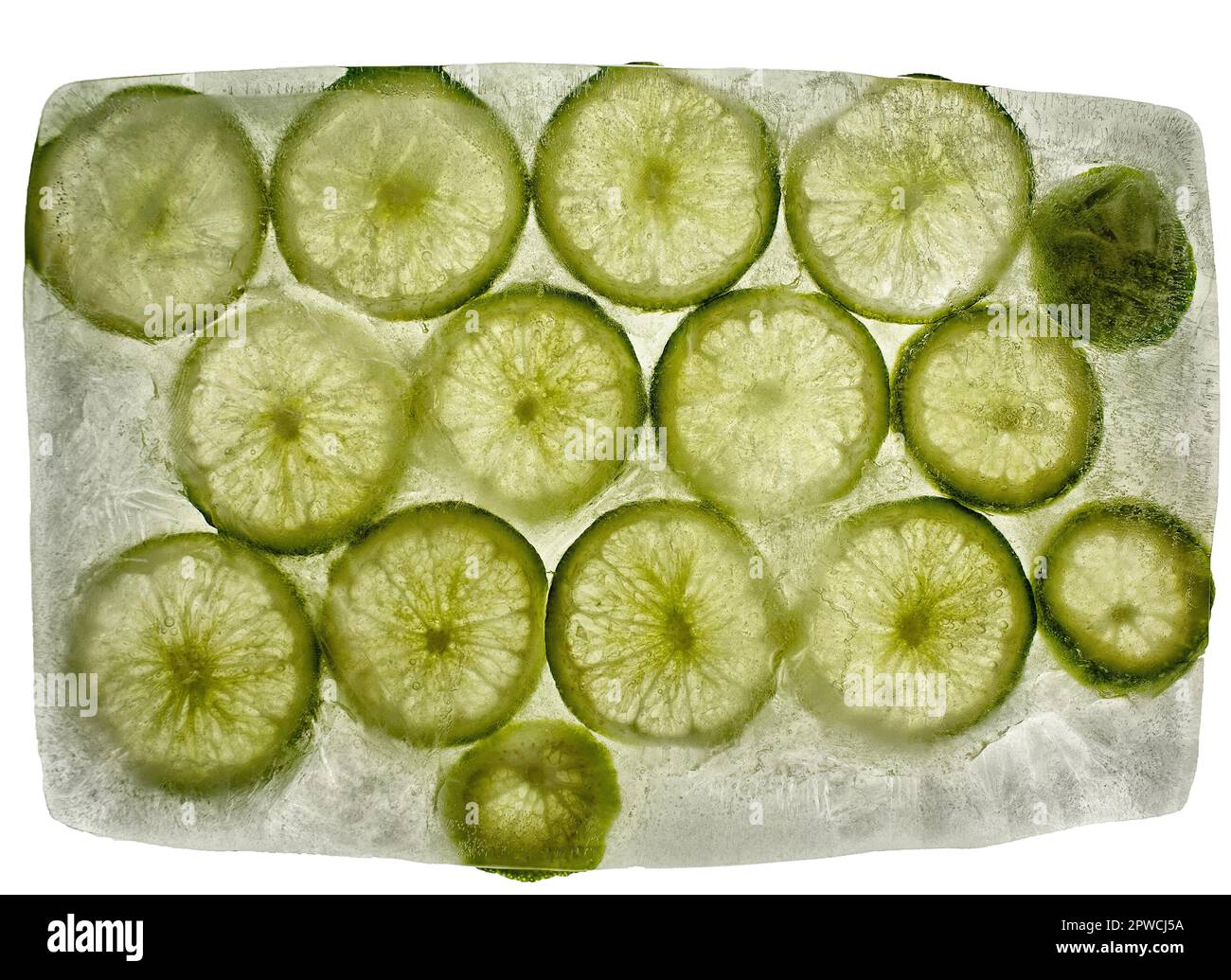 Eisblock mit Scheiben von Kalk Tiefkühlobst Stockfoto