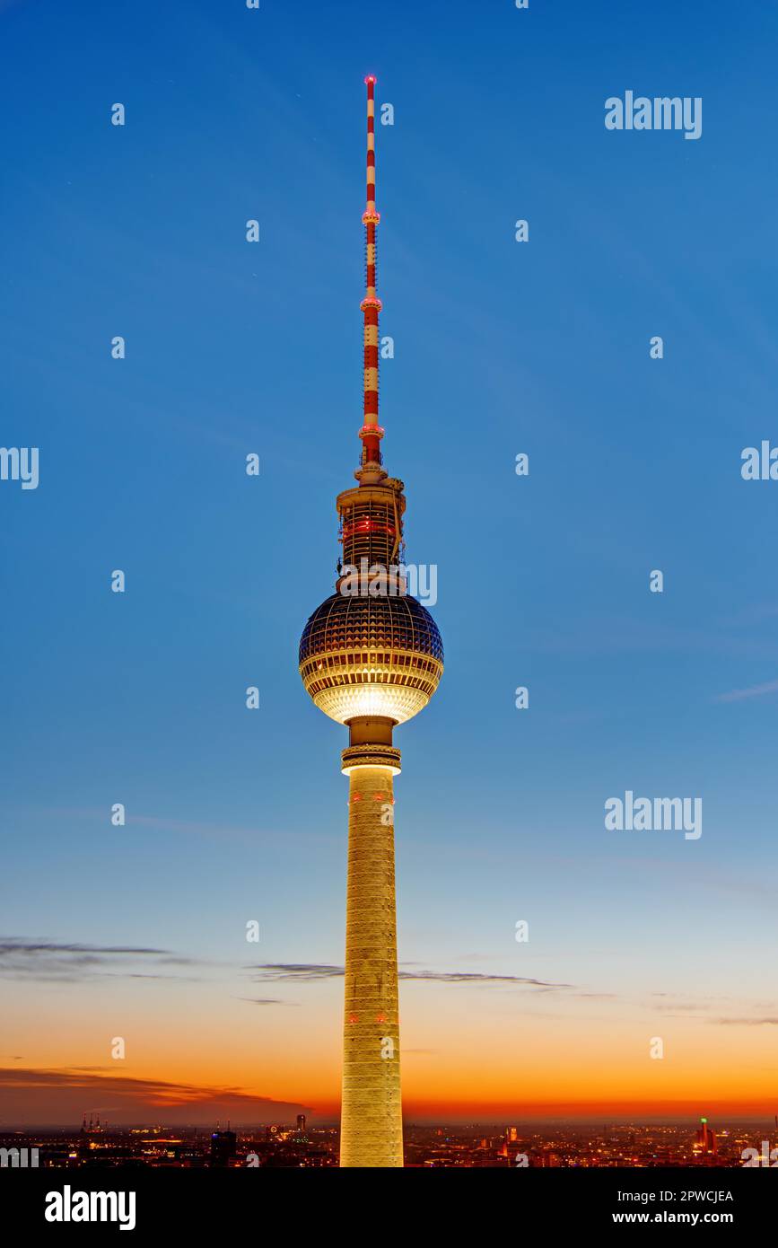 Der berühmte Fernsehturm in Berlin bei Sonnenuntergang Stockfoto