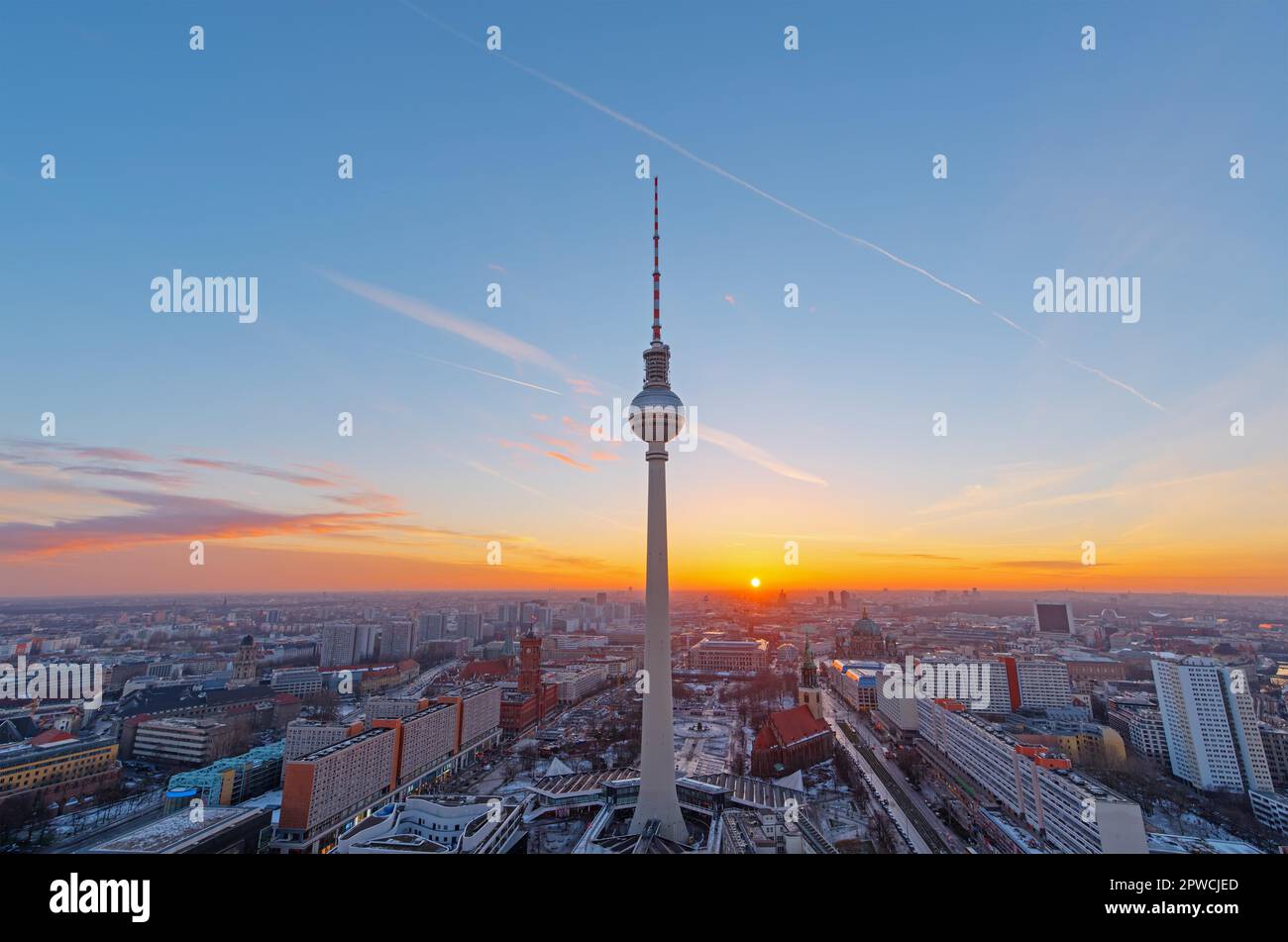 Sonnenuntergang über dem Berliner Stadtzentrum mit dem berühmten Fernsehturm Stockfoto