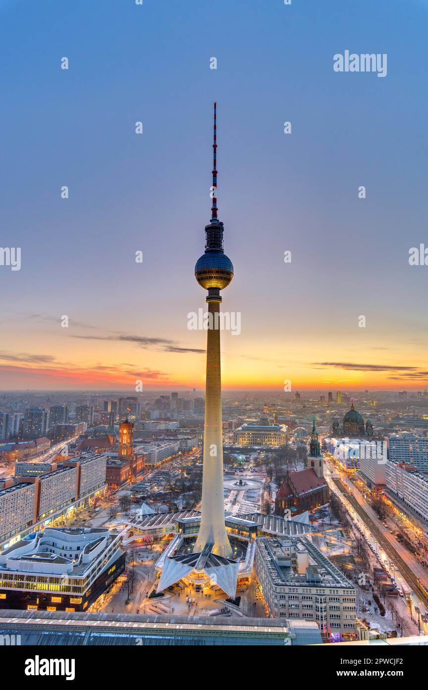 Sonnenuntergang im Zentrum von Berlin mit dem berühmten Fernsehturm Stockfoto