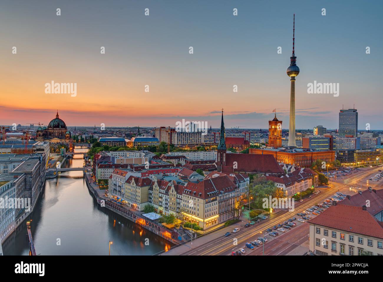 Sonnenuntergang über der Berliner Innenstadt mit dem berühmten Fernsehturm Stockfoto