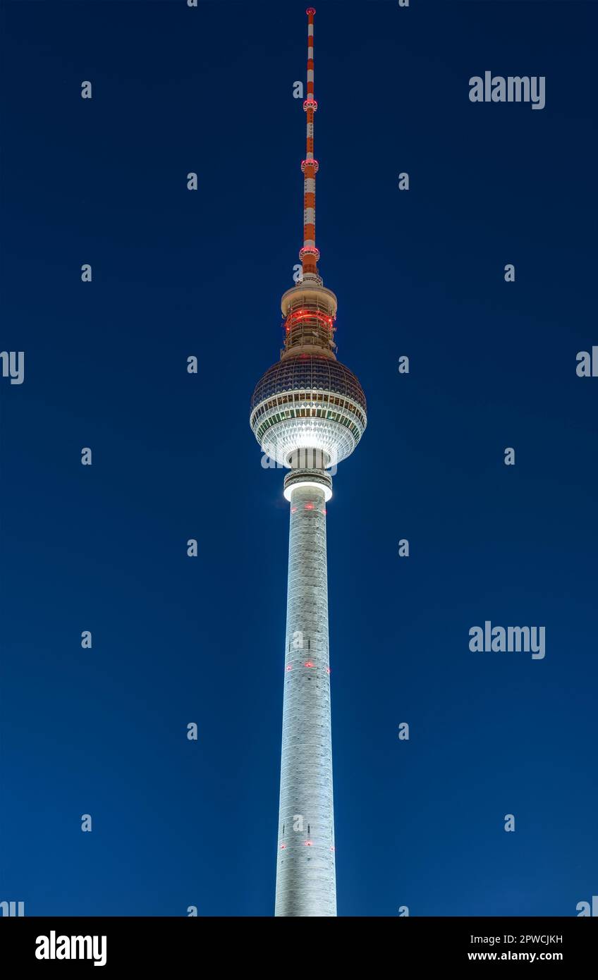 Der berühmte Fernsehturm in Berlin bei Nacht Stockfoto