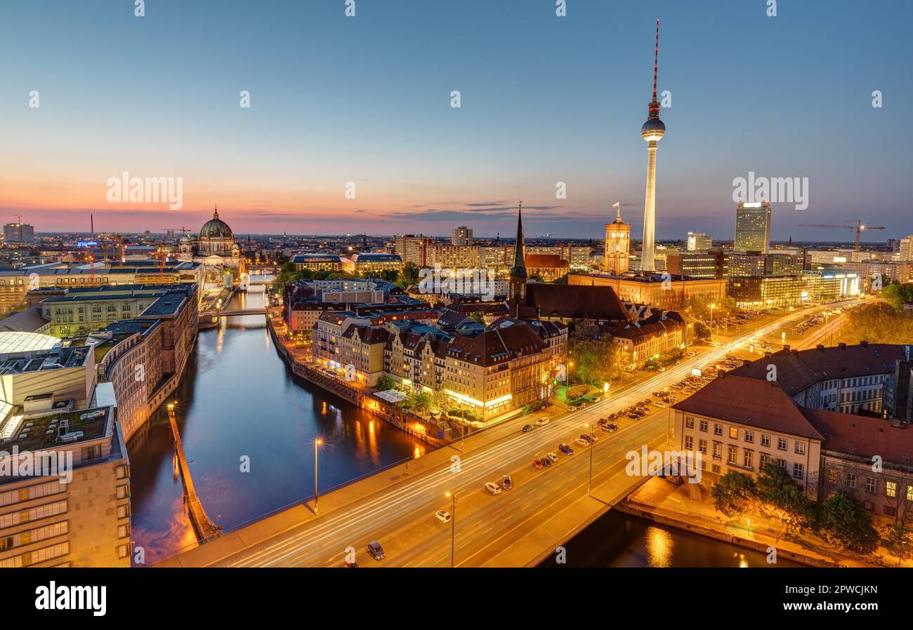 Dämmerung im Zentrum von Berlin mit dem berühmten Fernsehturm Stockfoto