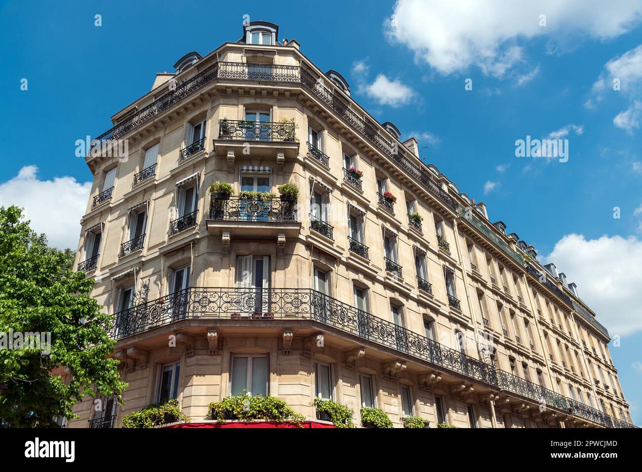 Typisches städtisches Apartmentgebäude in Paris, Frankreich Stockfoto