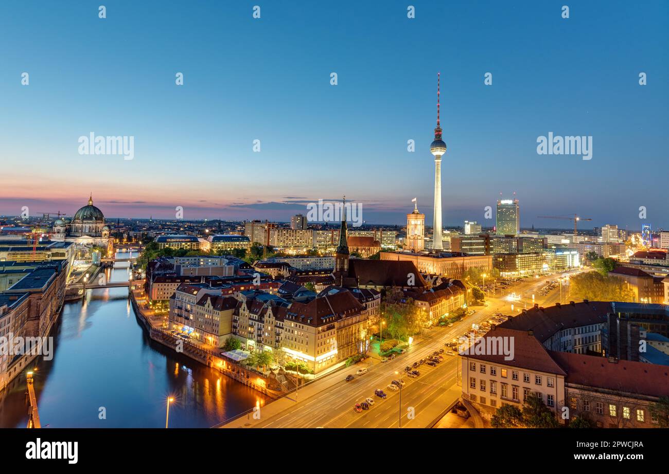 Die Berliner Skyline mit dem berühmten Fernsehturm bei Nacht Stockfoto