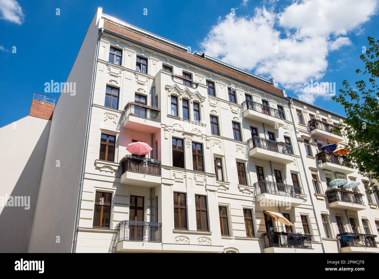 Schön restaurierte Wohngebäude in Berlin, Deutschland Stockfoto