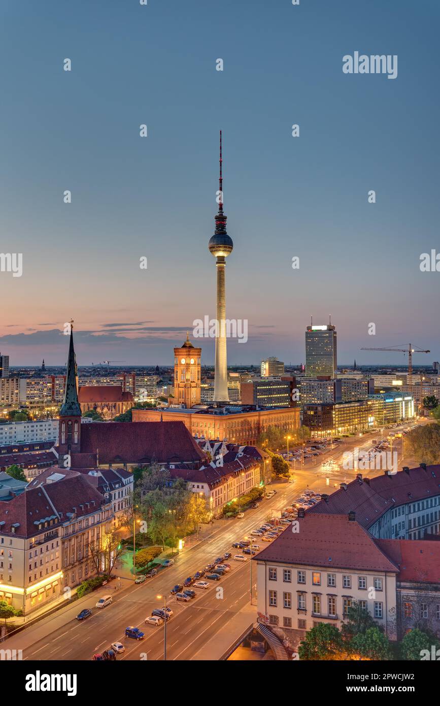 Der berühmte Fernsehturm in Berlin bei Nacht Stockfoto