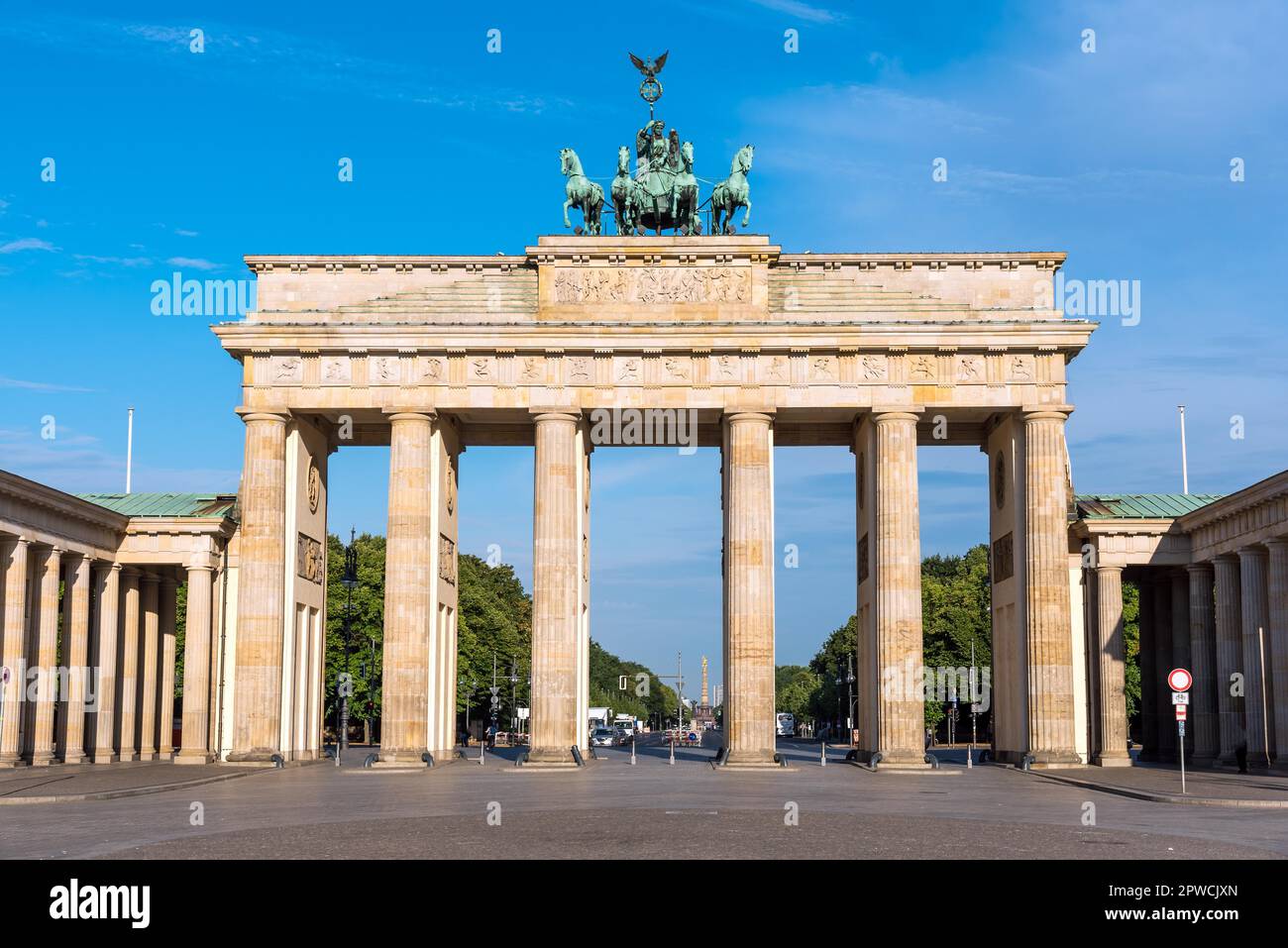 Das Brandenburger Tor in Berlin an einem sonnigen Morgen Stockfoto