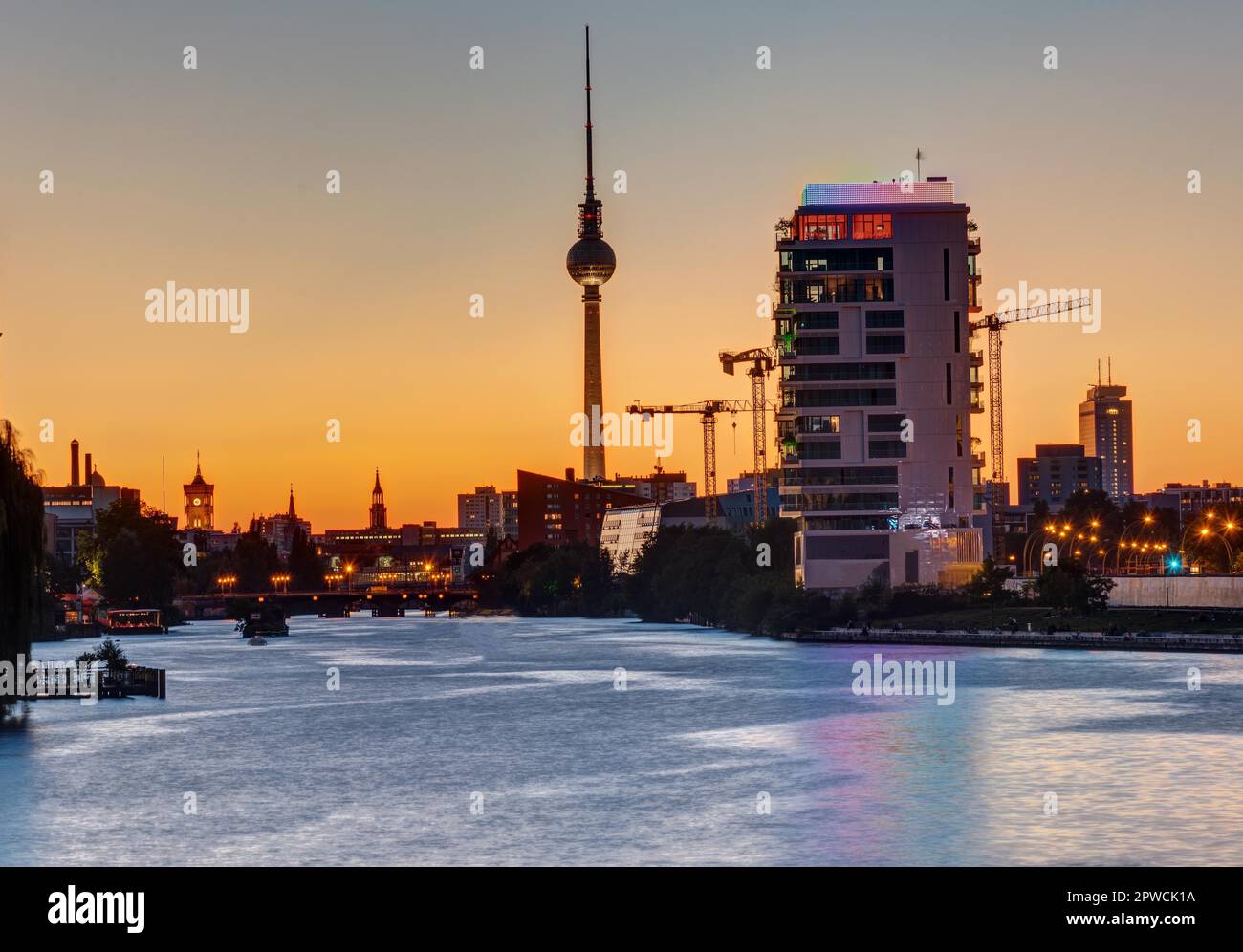 Sonnenuntergang auf der Spree in Berlin mit dem berühmten Fernsehturm Stockfoto