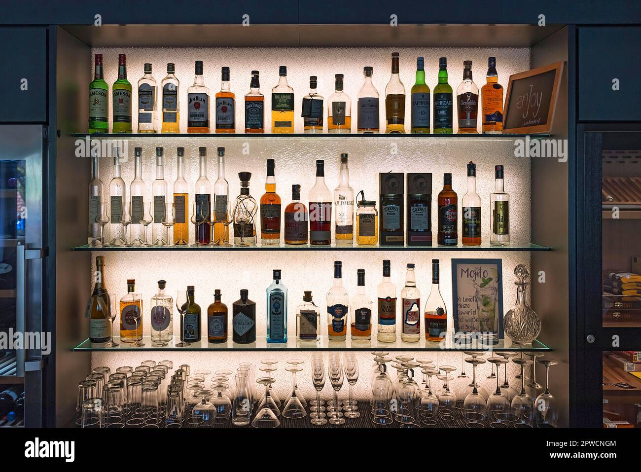 Getränkebar aus einer hellen Glasscheibe, Bayern, Deutschland Stockfoto