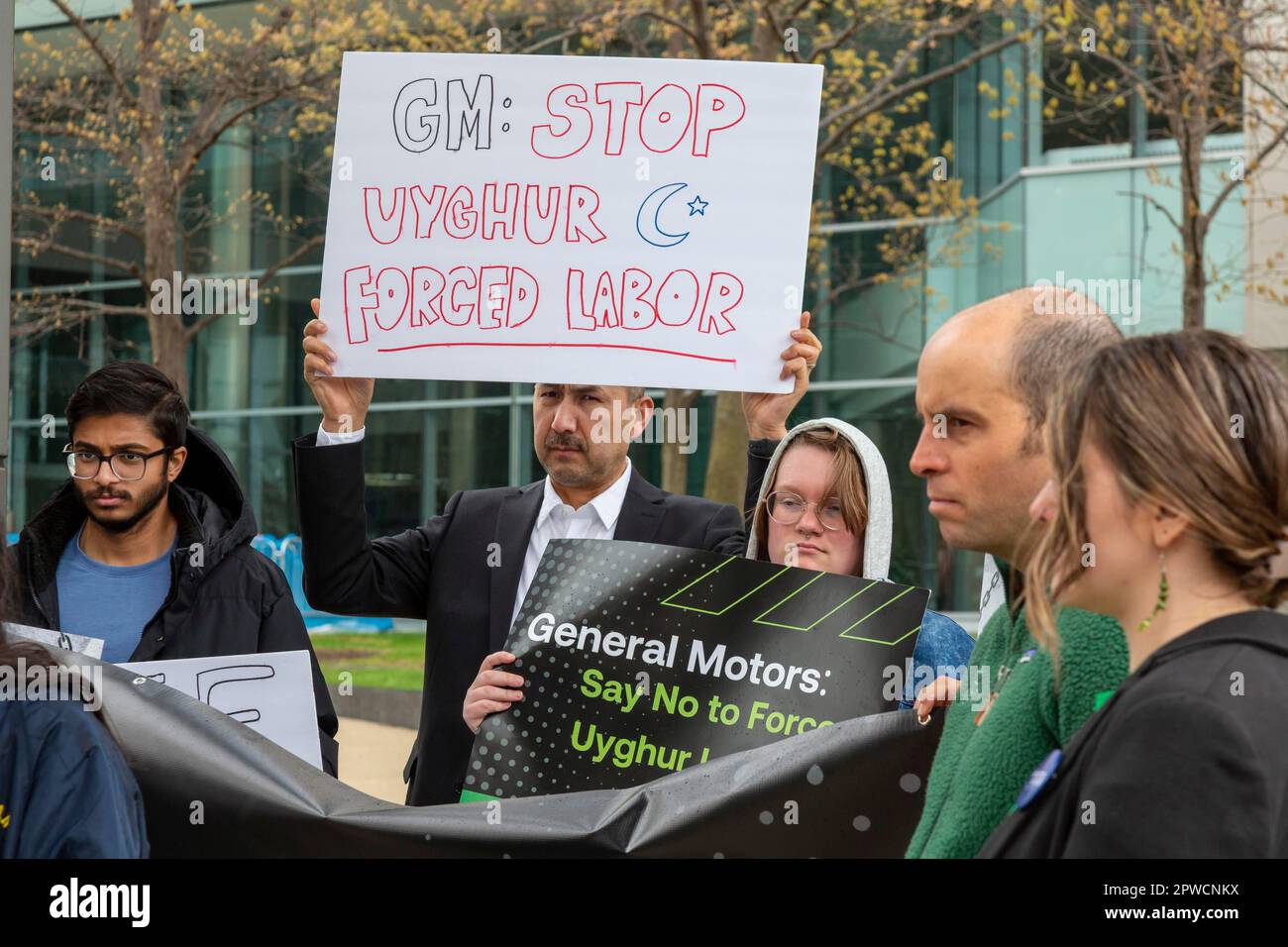 Detroit, Michigan, Leute versammeln sich vor dem Hauptquartier von General Motors, um gegen die Verwendung von Aluminium aus China zu protestieren, von denen einige durch Zwang hergestellt werden Stockfoto