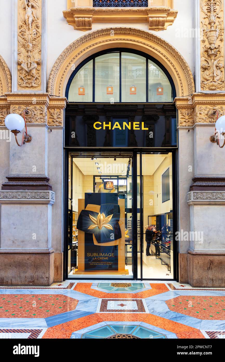 Schaufenster des Luxusgeschäfts CHANEL in der Galleria Vittorio Emanuele II, Mailand, Lombardei, Italien Stockfoto