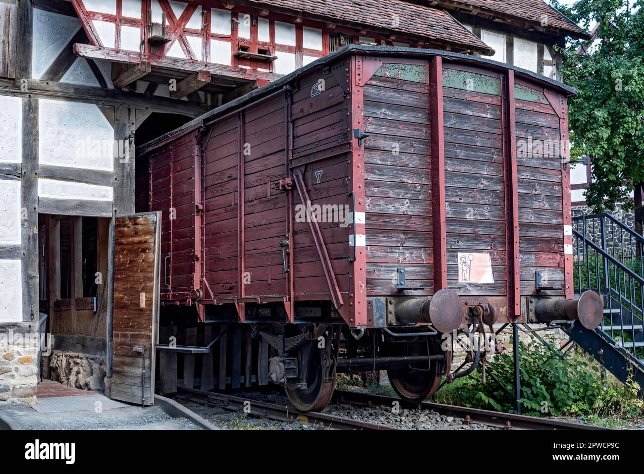 Güterwagen wie für Deportationen in Konzentrationslager und Militärtransporte während des Nationalsozialismus, Ausstellung Flug und Ausreise, Scheune aus Stockfoto