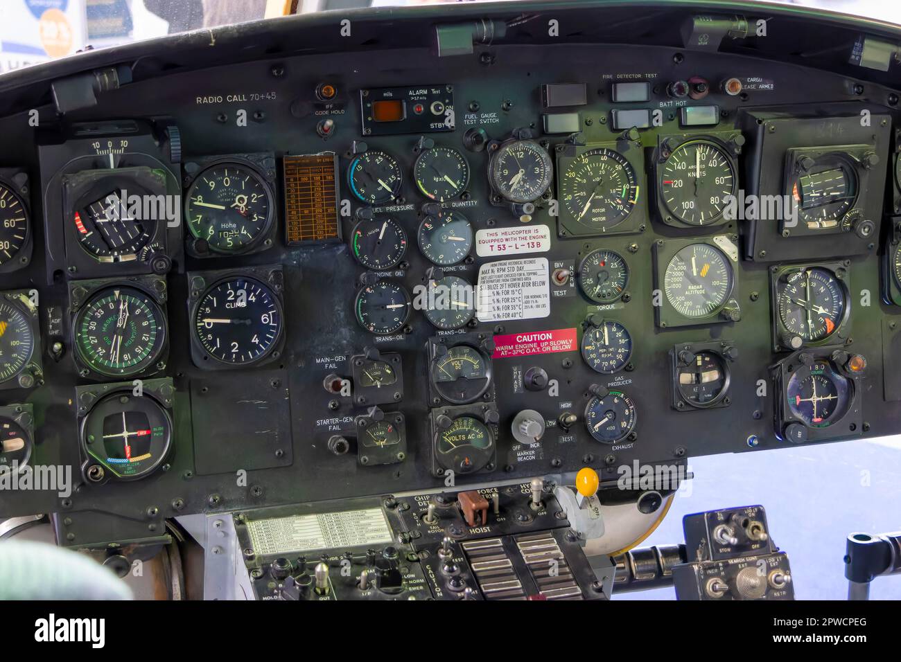 Klassische Piloteninstrumententafeln (Instrumenteneinheit) mit Uhren im Cockpit des Bundeswehr-Hubschraubers Friedrichshafen, Baden-Württemberg Stockfoto