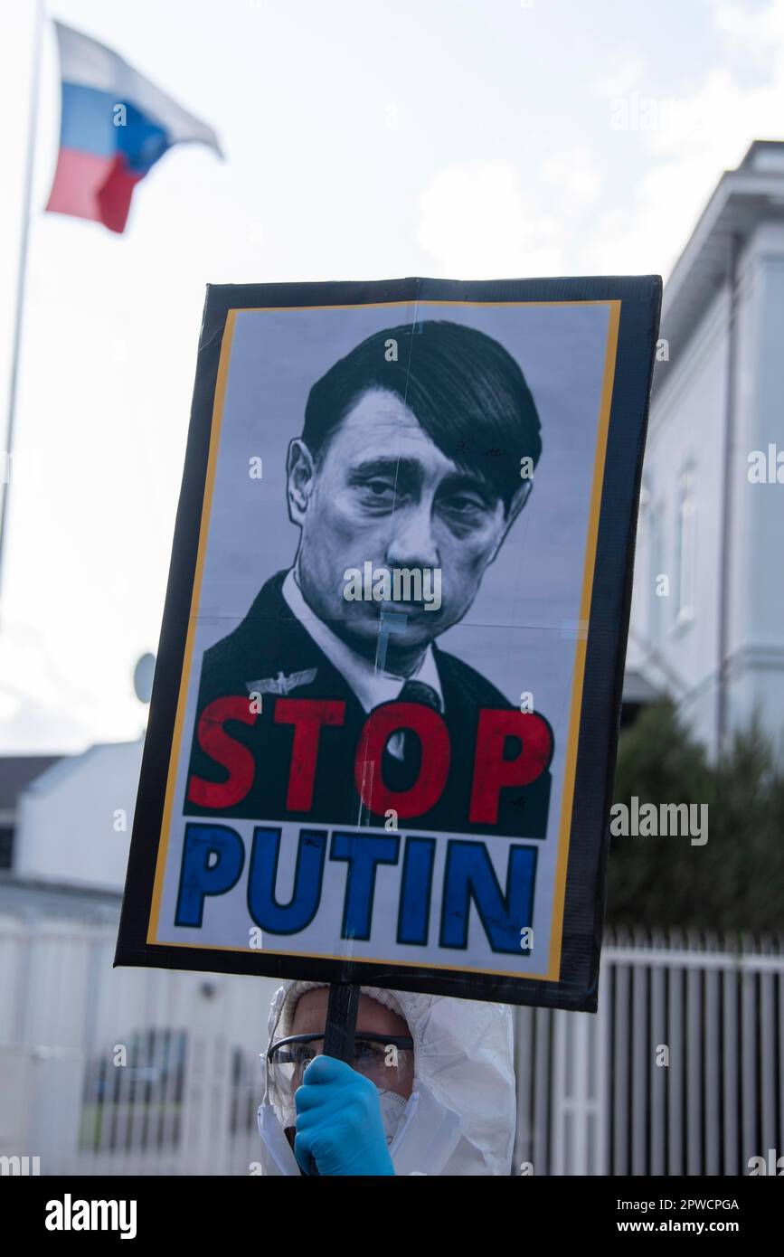 Protestposter vor der russischen Botschaft, auf dem der russische Präsident Putin als Hitler, Kopenhagen, Dänemark dargestellt wird Stockfoto