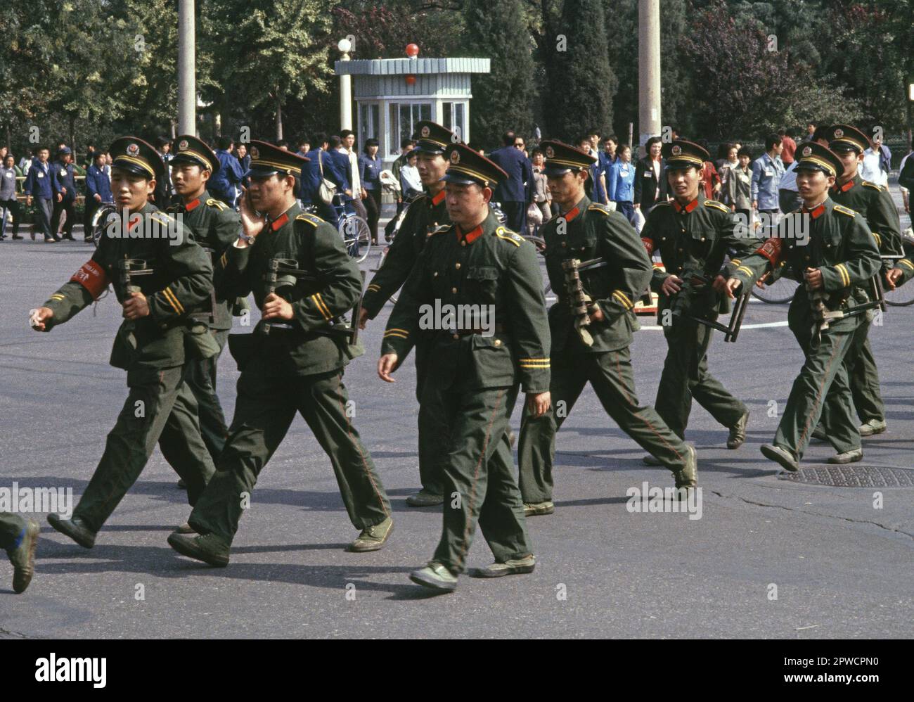 Soldaten verlassen den 35. Jahrestag der Parade der kommunistischen Revolution in Peking, China, 1984 Stockfoto