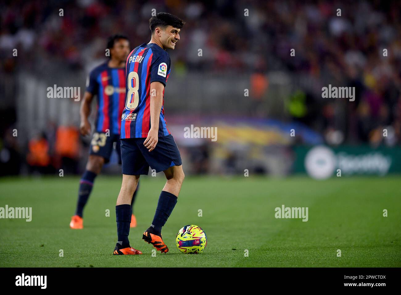 Barcelona, Esp. 29. April 2023. FC BARCELONA gegen REAL BETIS 29. April 2023 Pedri (8) des FC Barcelona während des Spiels zwischen dem FC Barcelona und Real Betis, das dem zweiunddreißigsten Tag von La Liga Santander im Spotify Camp Nou in Barcelona, Spanien entspricht. Kredit: Rosdemora/Alamy Live News Stockfoto