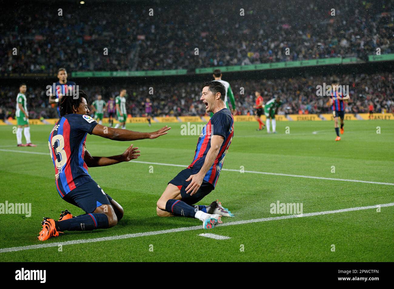 Barcelona, Esp. 29. April 2023. FC BARCELONA gegen REAL BETIS April 29, 2023 Robert Lewandowski (9) des FC Barcelona feiert das zweite Tor seines Teams mit Jules Kounde (23) des FC Barcelona während des Spiels zwischen dem FC Barcelona und Real Betis, das dem zweiunddreißigsten Tag von La Liga Santander im Spotify Camp Nou in Barcelona entspricht. Kredit: Rosdemora/Alamy Live News Stockfoto