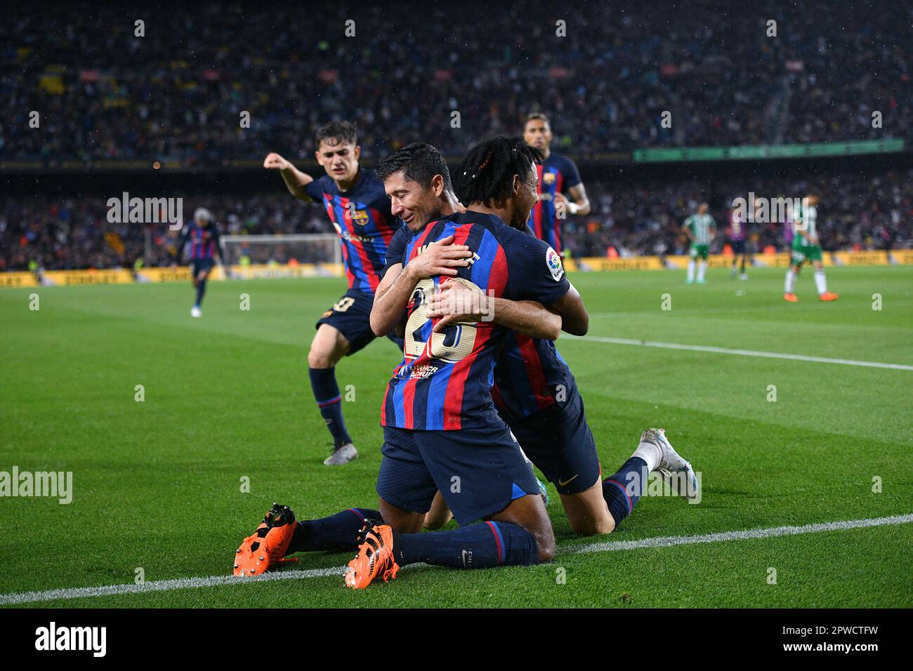 Barcelona, Esp. 29. April 2023. FC BARCELONA gegen REAL BETIS April 29, 2023 Robert Lewandowski (9) des FC Barcelona feiert das zweite Tor seines Teams mit Jules Kounde (23) des FC Barcelona während des Spiels zwischen dem FC Barcelona und Real Betis, das dem zweiunddreißigsten Tag von La Liga Santander im Spotify Camp Nou in Barcelona entspricht. Kredit: Rosdemora/Alamy Live News Stockfoto