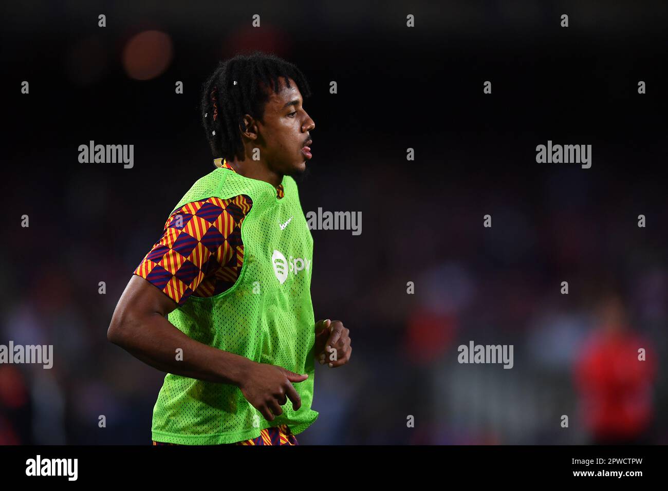 Barcelona, Esp. 29. April 2023. FC BARCELONA gegen REAL BETIS 29. April 2023 Jules Kounde (23) des FC Barcelona vor dem Spiel zwischen FC Barcelona und Real Betis, das dem zweiunddreißigsten Tag von La Liga Santander im Spotify Camp Nou in Barcelona, Spanien entspricht. Kredit: Rosdemora/Alamy Live News Stockfoto