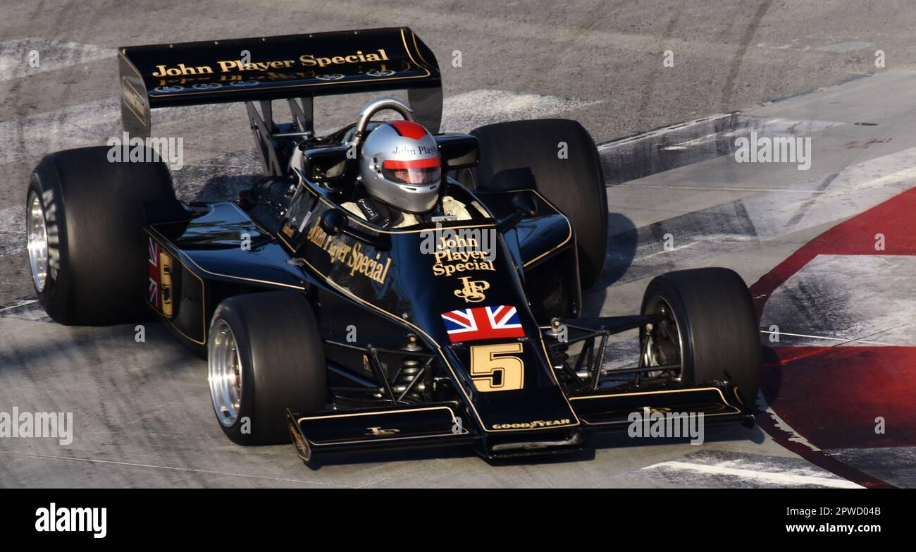 Long Beach, CA - 15. April 2023: Der Lotus 77 (John Player Special) beim Long Beach Grand Prix, der in der Saison 1976 F1 von Mario Andretti gefahren wurde. Stockfoto