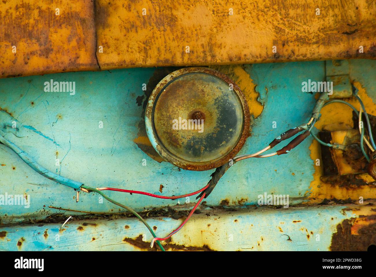 Altes Auto-Hupe, das rustyFm lange benutzt wird Stockfoto