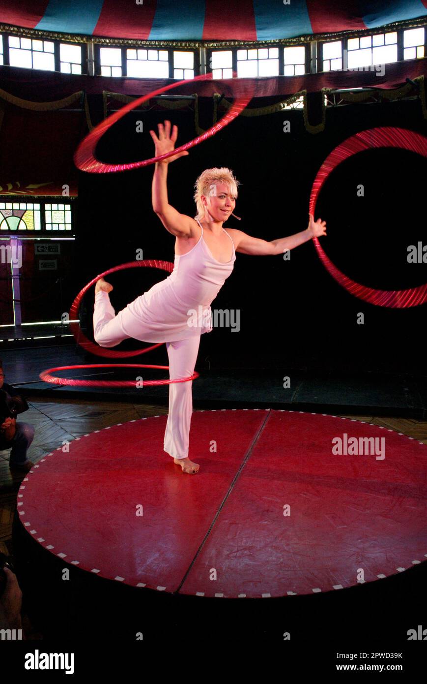 Die exotische ukrainische Hula-Hoop-Tänzerin Yulia Pikhtina von der La Clique (Burlesque-Kabarett) tritt im Spiegeltent im Rahmen der einmonatigen Feierlichkeiten des jährlichen Sydney Festivals auf. Hyde Park, Sydney, Australien. 04.01.07. Stockfoto