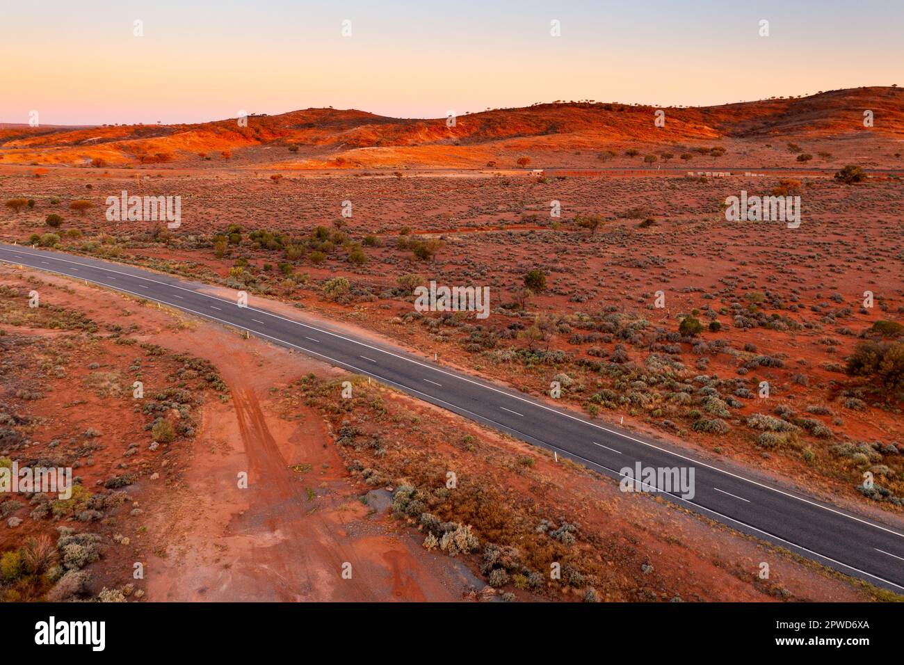 Luftaufnahme einer Autobahn, die durch eine Wüstenlandschaft am Broken Hill im Outback New South Wales in Australien führt Stockfoto