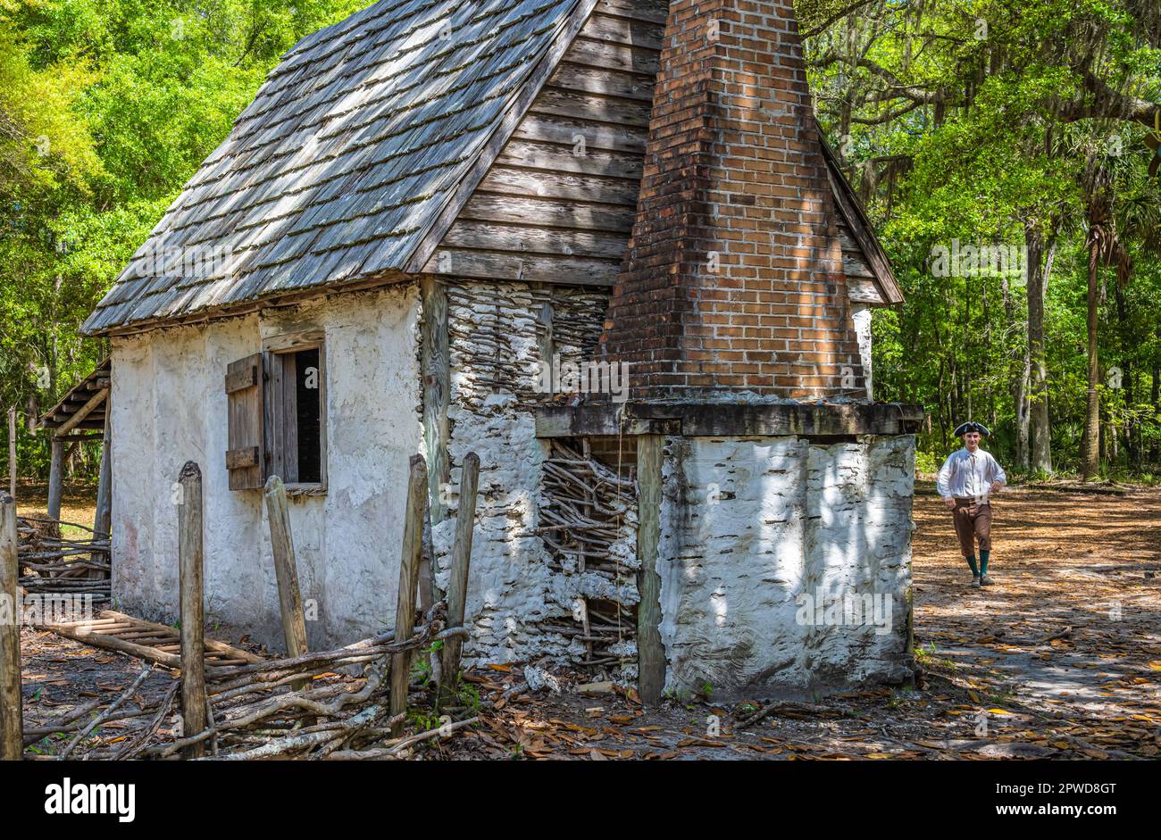 Historischer Reenactor in der Colonial Life Area der Wormsloe Plantation, einer Georgia State Historical Site, in Savannah, Georgia. (USA) Stockfoto