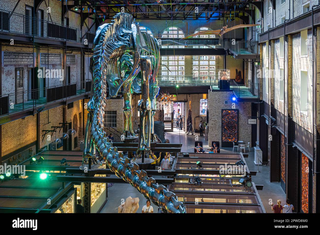 Lebensgroßes Dinosaurier-Skelett aus Chrom und ein riesiges Geode in der Lobby des JW Marriott Savannah Plant Riverside District Hotels am Savannah River. Stockfoto