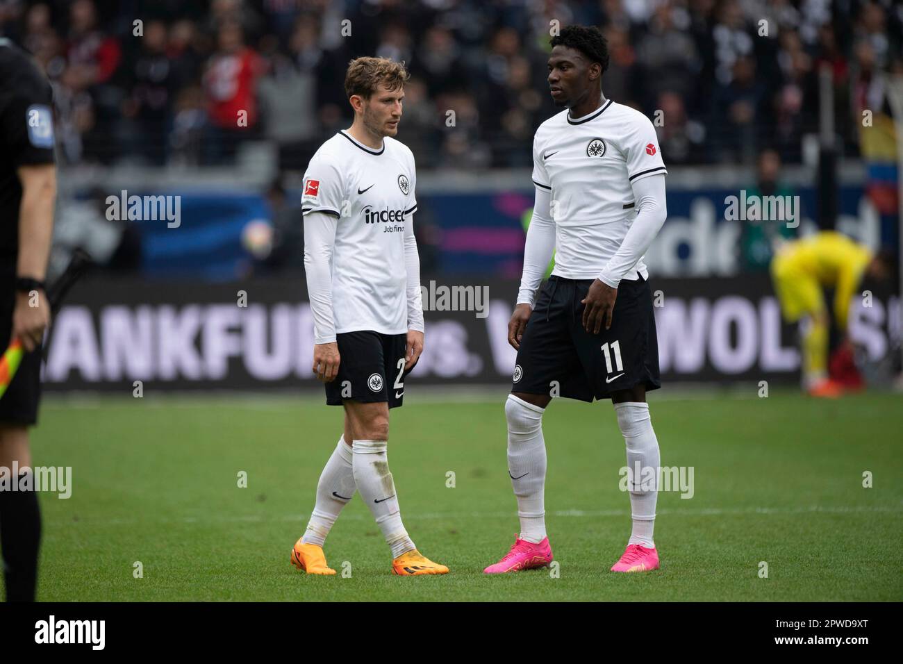 Christopher LENZ (F) und Faride ALIDOU (F) nach der letzten Pfeife, enttäuscht, enttäuscht, Enttäuschung, Enttäuschung Fußball 1. Bundesliga, 30. Spieltag, Eintracht Frankfurt (F) - FC Augsburg (A) 1: 1 am 29. April 2023 im Deutsche Bank Park in Frankfurt/Deutschland. #DFL-Vorschriften verbieten die Verwendung von Fotografien als Bildsequenzen und/oder quasi-Video # Stockfoto