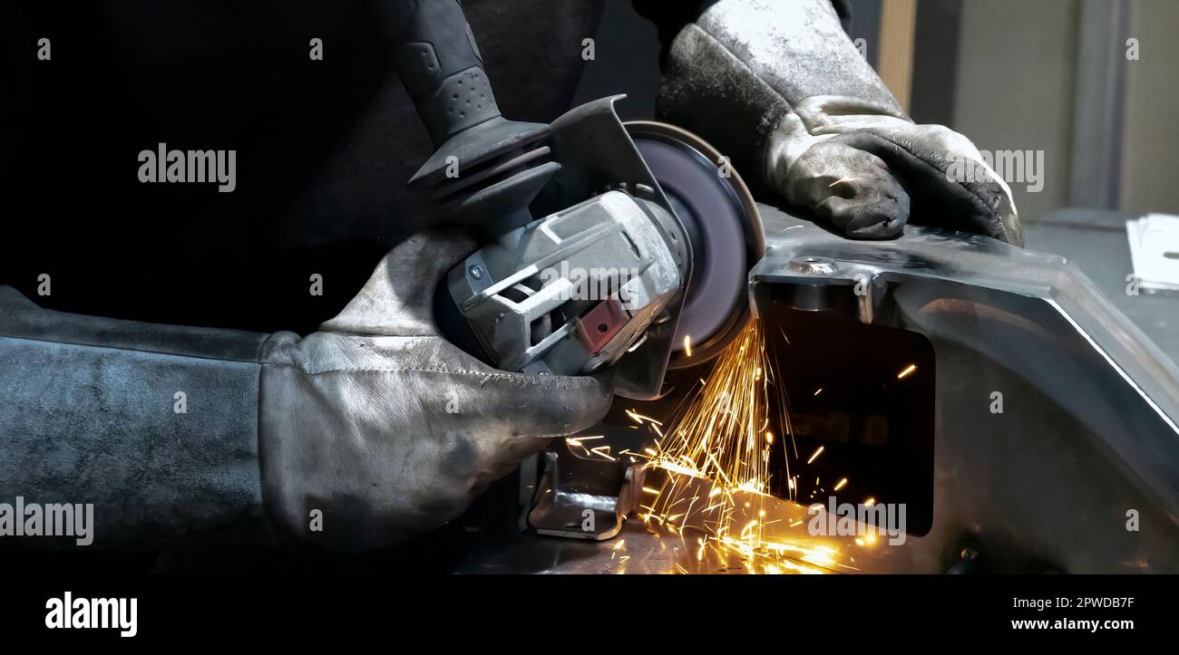 Blick auf die Hände eines Arbeiters, der ein Stück Metall schleift, Frankreich Stockfoto