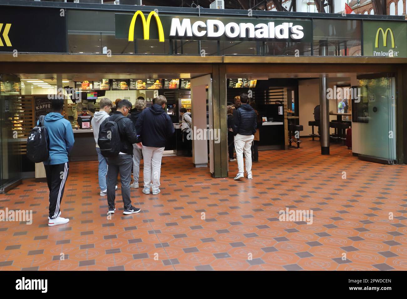 Kopenhagen, Dänemark - 14. Juni 2022: McDonald's Fast Food Restaurant im Hauptbahnhof von Kopenhagen. Stockfoto