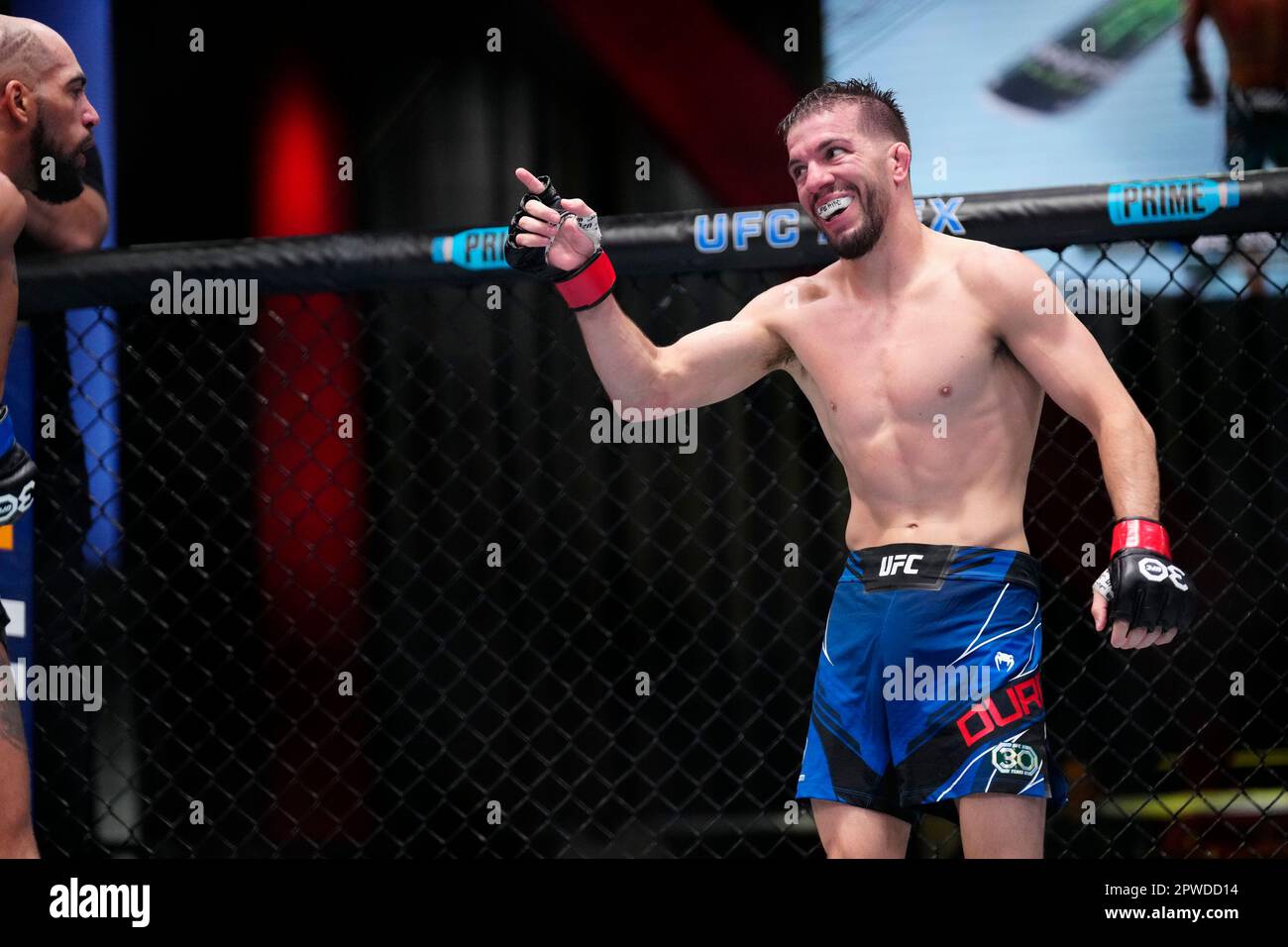 LAS VEGAS, NV - 29. April: (R-L) Cody Durden reagiert am 29. April 2023 in Las Vegas, NV, USA, in einem Wettkampf im Schwergewicht auf dem UFC Apex für die UFC Fight Night - Song gegen Simon. (Foto: Louis Grasse/PxImages) Stockfoto