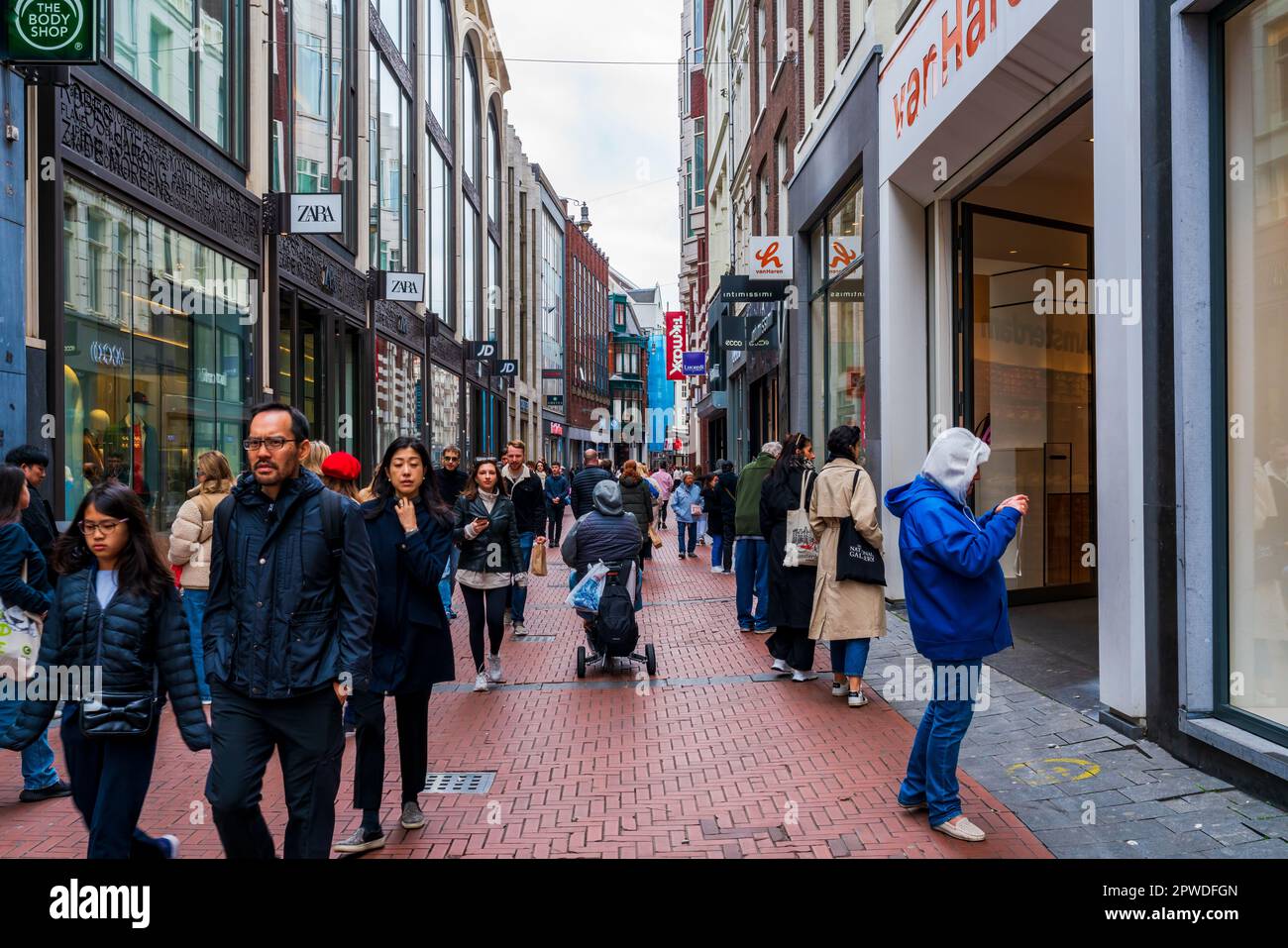 AMSTERDAM, HOLLAND - 18. APRIL 2023: Einkäufer auf der Kalverstraat Street, Amsterdams geschäftigster Einkaufsstraße Stockfoto