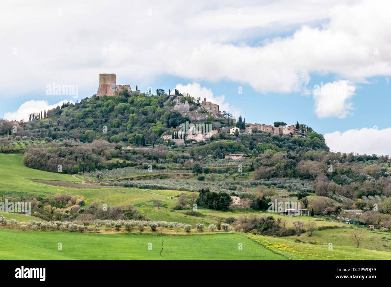 Das antike Dorf Rocca d'Orcia, dominiert von der Festung Tentennano oder Tintinnano, Siena, Italien Stockfoto