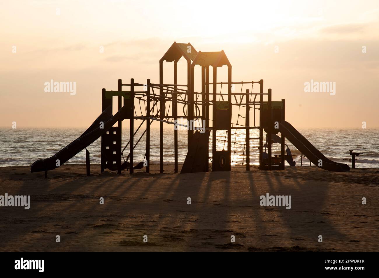 Kinderspielplätze am Strand entlang der Nordsee in Ostende, Belgien Stockfoto