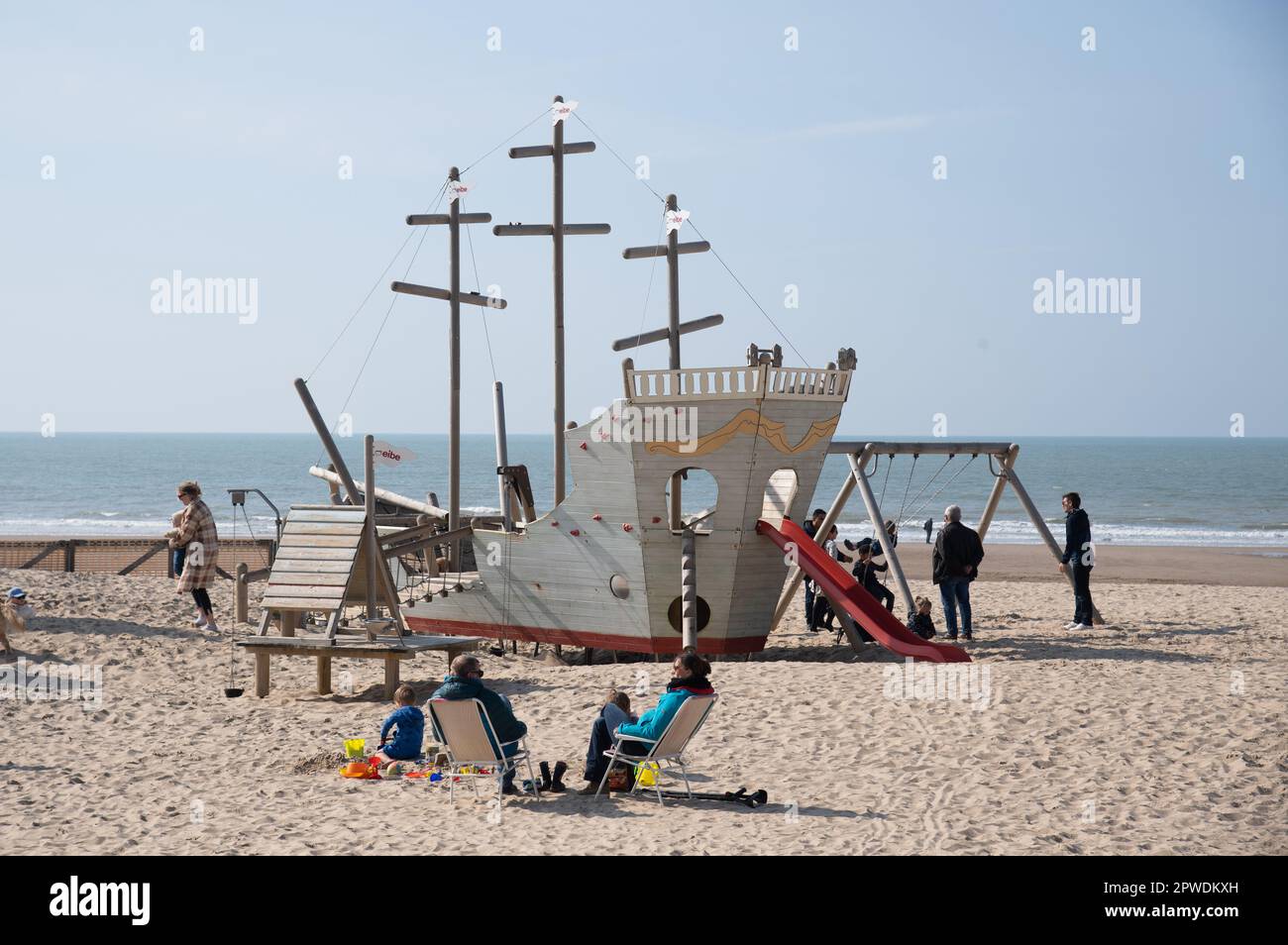 Kinderspielplätze am Strand entlang der Nordsee in Ostende, Belgien Stockfoto