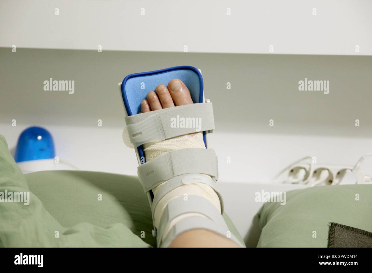 Konzept der Verbandung und Behandlung einer Sprunggelenkverletzung zu Hause Stockfoto