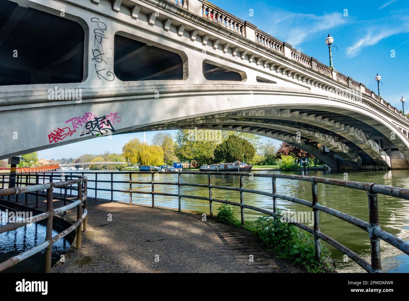 Die Lesebrücke ist eine Straßenbrücke, die sich über die Themse erstreckt und Caversham mit der zentralen Lesestraße verbindet, die hier an einem Frühlingsmornign mit blauem Himmel zu sehen ist. Stockfoto