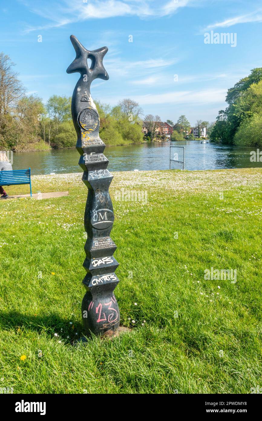 Eine kunstvoll verzierte, dekorative Skulptur und ein Meilenstein am Ufer der Themse im Kings Meadow Park in Reading, Großbritannien Stockfoto