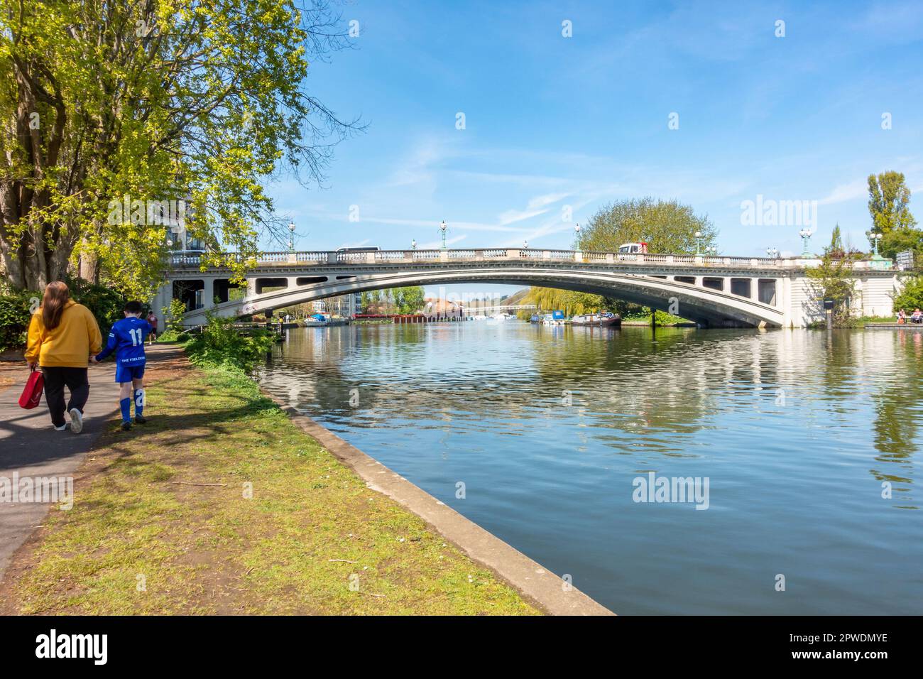 Blick auf die Themse von der Reading Bridge, die Caversham mit dem Zentrum von Reading verbindet Stockfoto