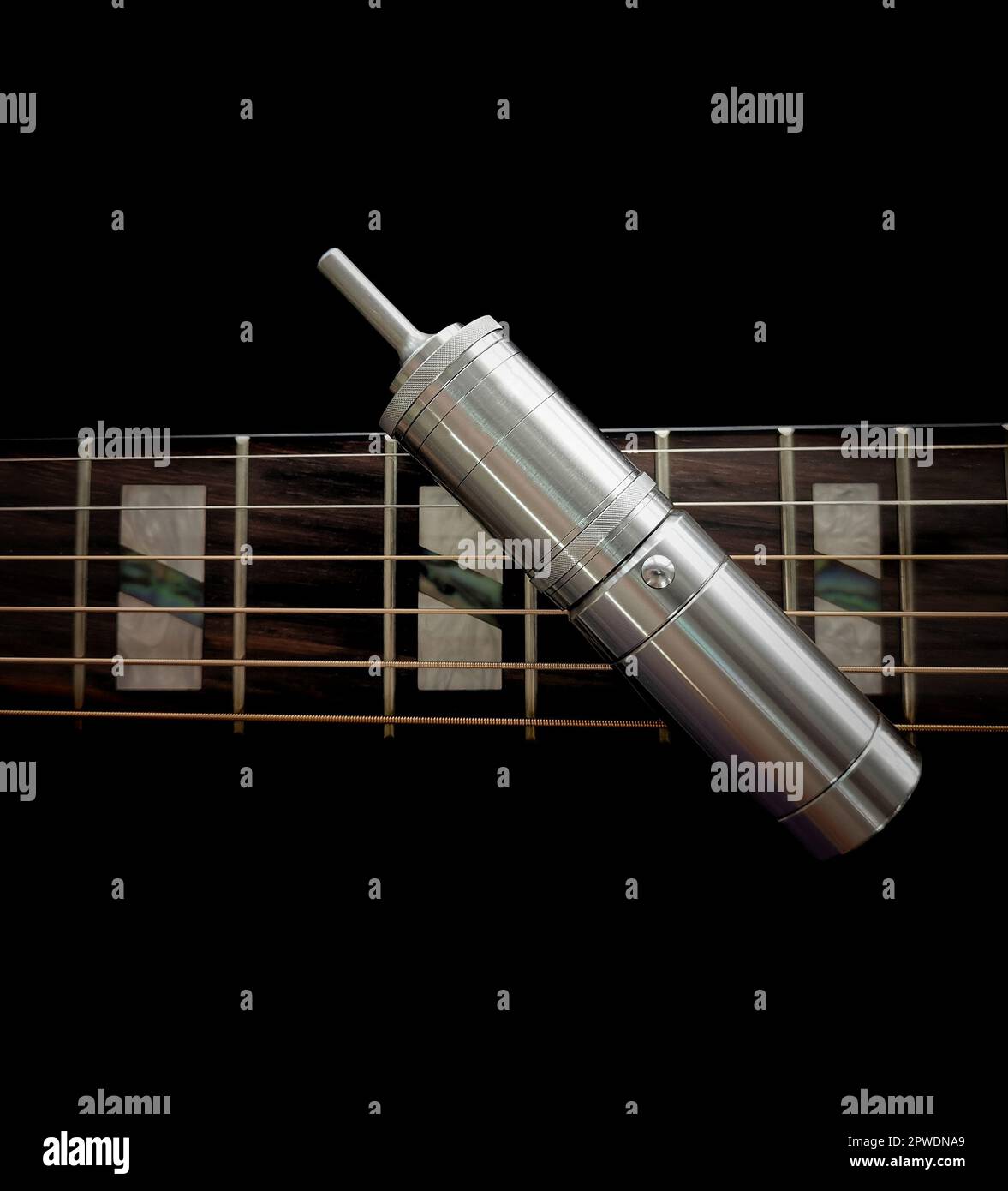 Moderner persönlicher Verdampfer oder E-Zigarette Vintage-Stil, Stiftform, auf der Fingerboard-Gitarre Stockfoto