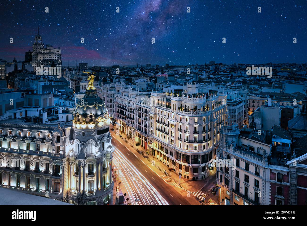 Strahlen der Ampel auf der Gran via Straße, der wichtigsten Einkaufsstraße in Madrid bei Nacht. Spanien, Europa. Stockfoto