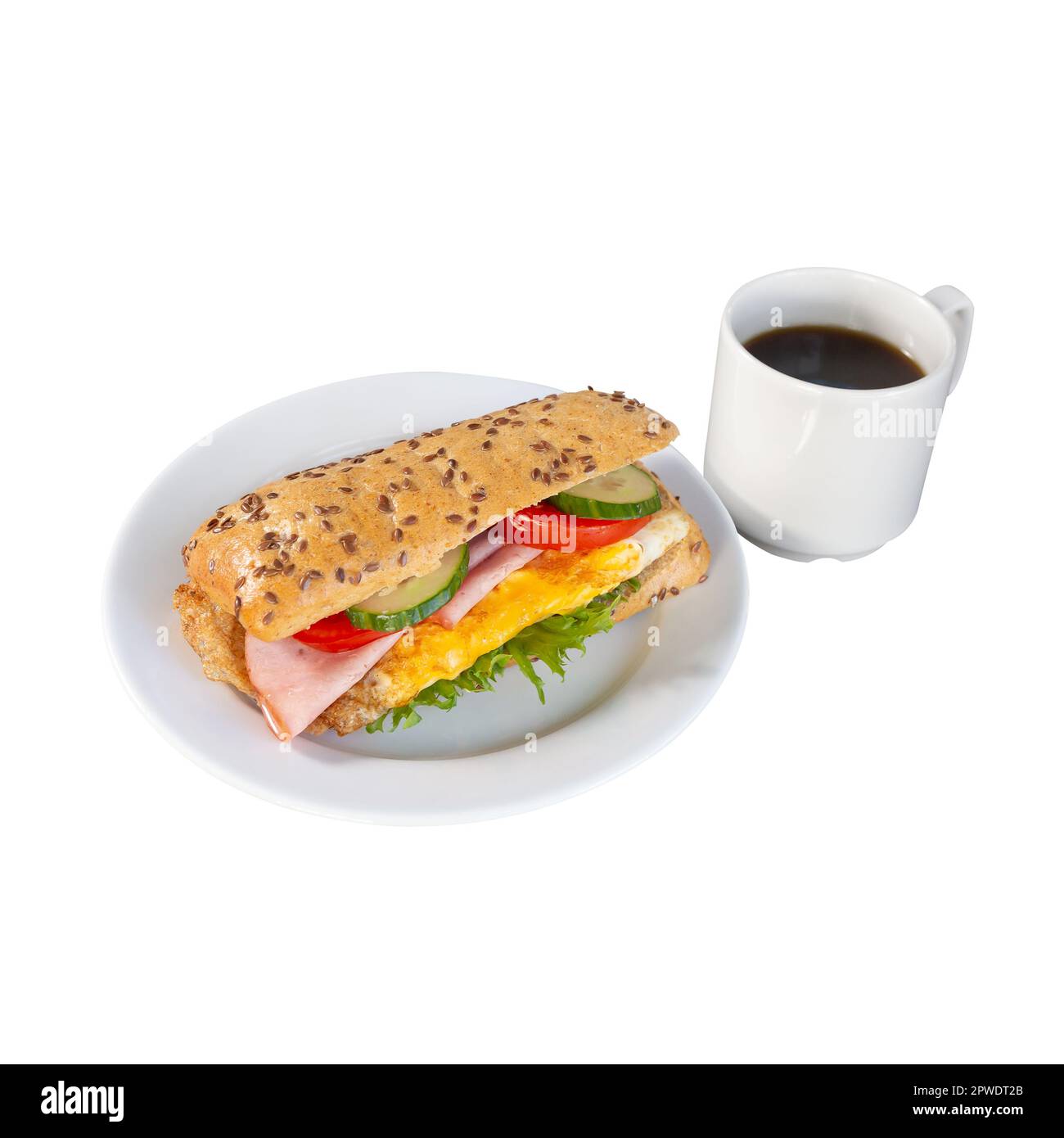 Sandwich mit Wurst, Ei, Gemüse und einer Tasse schwarzen Kaffees, isoliert vor weißem Hintergrund. Stockfoto