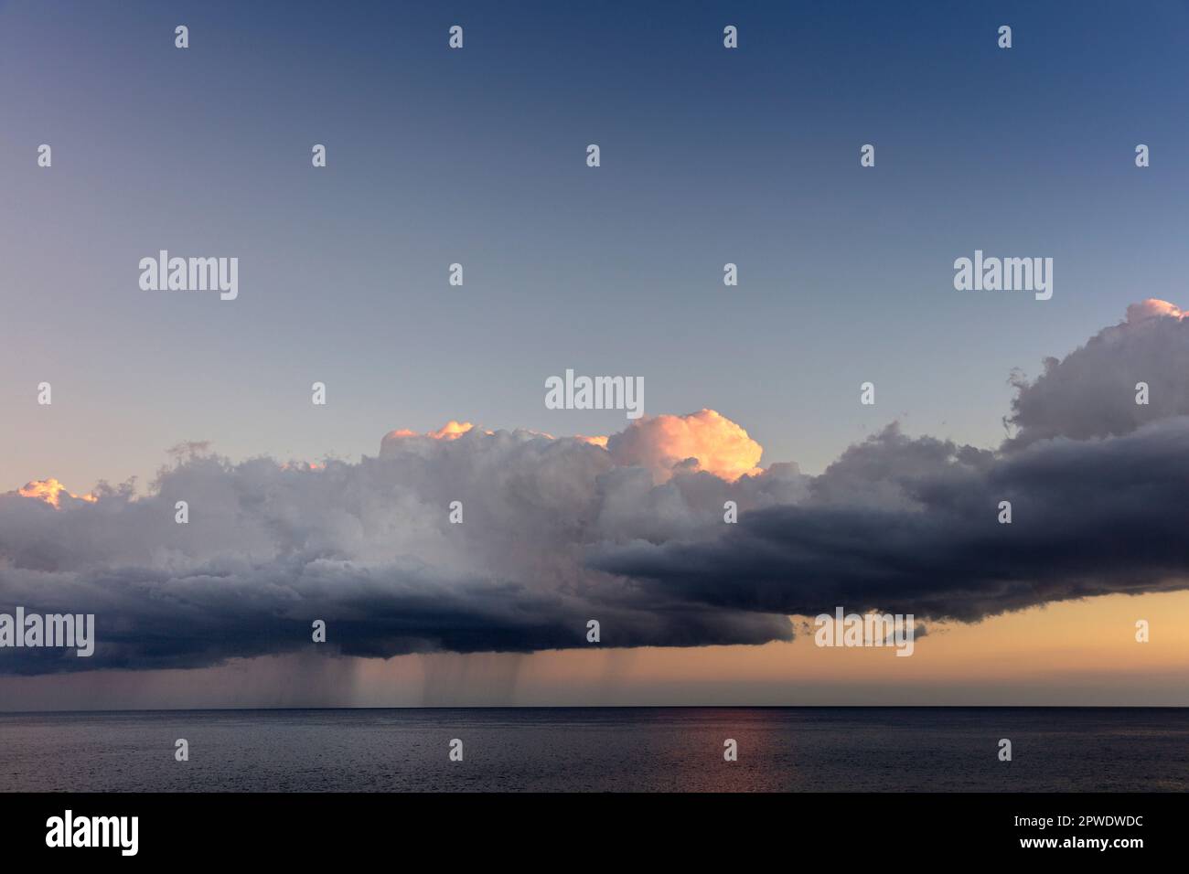 Niederlande, Westkapelle, Nordsee, Wolken. Regen. Stockfoto