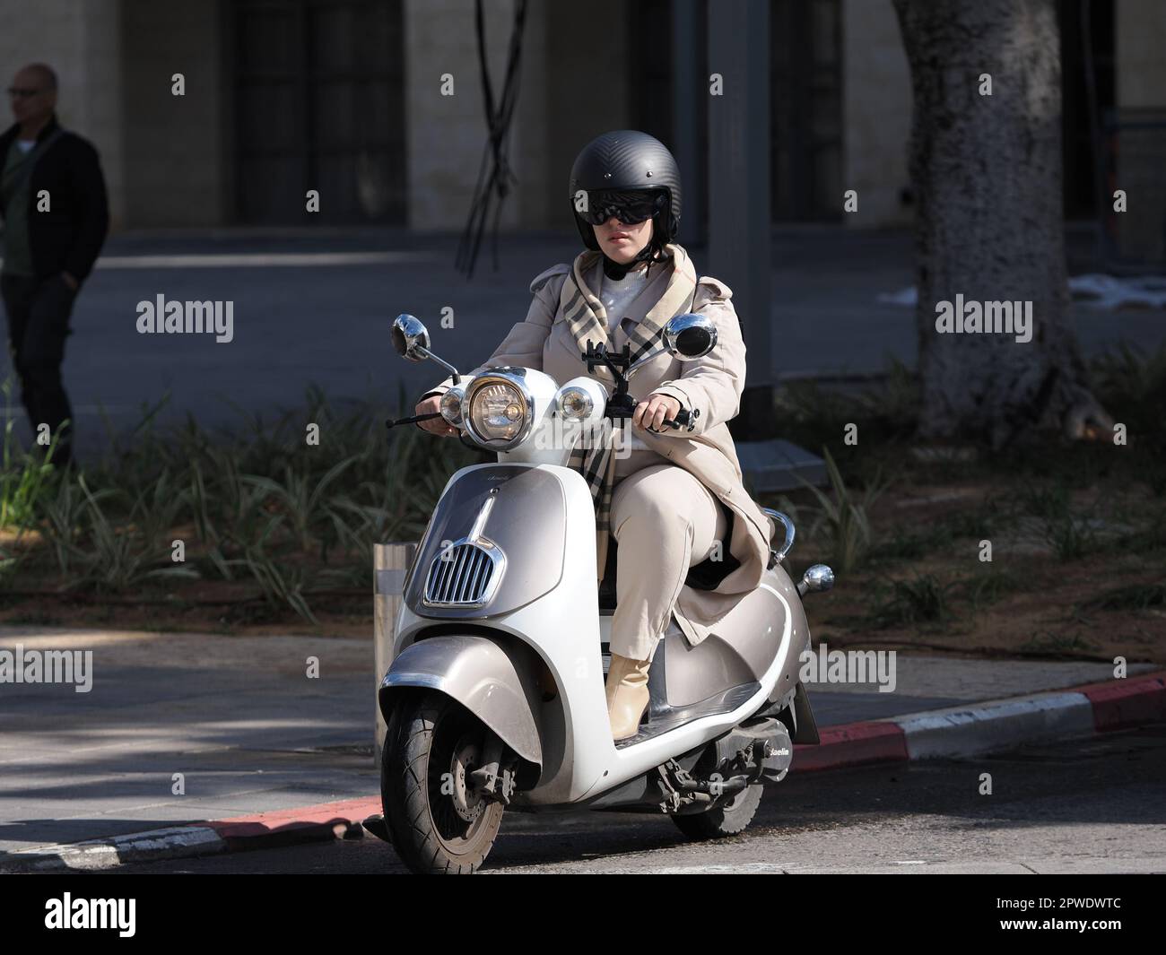 TEL-AVIV-JAFFA, ISRAEL - 03. FEBRUAR 2023: Mädchen im Helm auf einem Roller. Stockfoto