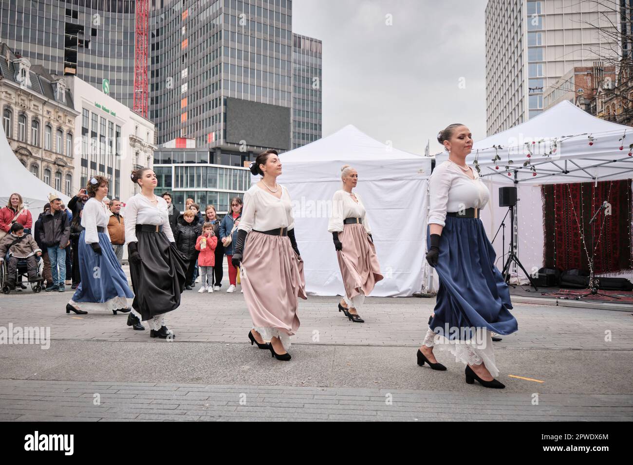 Balkan Trafik Festival, Brüssel, Belgien 2023, Frauen, die zu ethnischer Musik tanzen Stockfoto