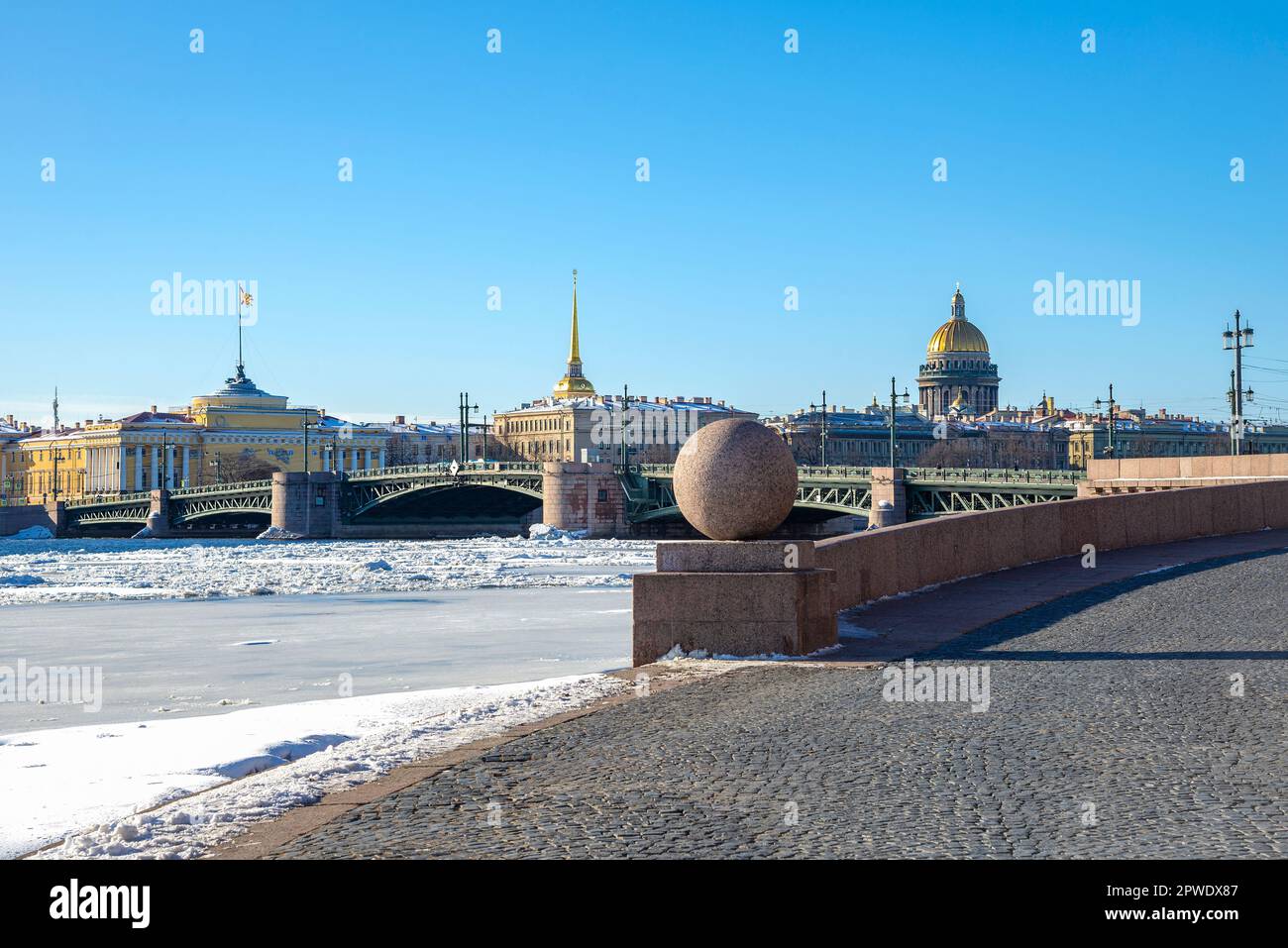 ST. PETERSBURG, RUSSLAND - 02. APRIL 2023: Blick auf die Palastbrücke am frühen April Vormittag. Sankt Petersburg Stockfoto