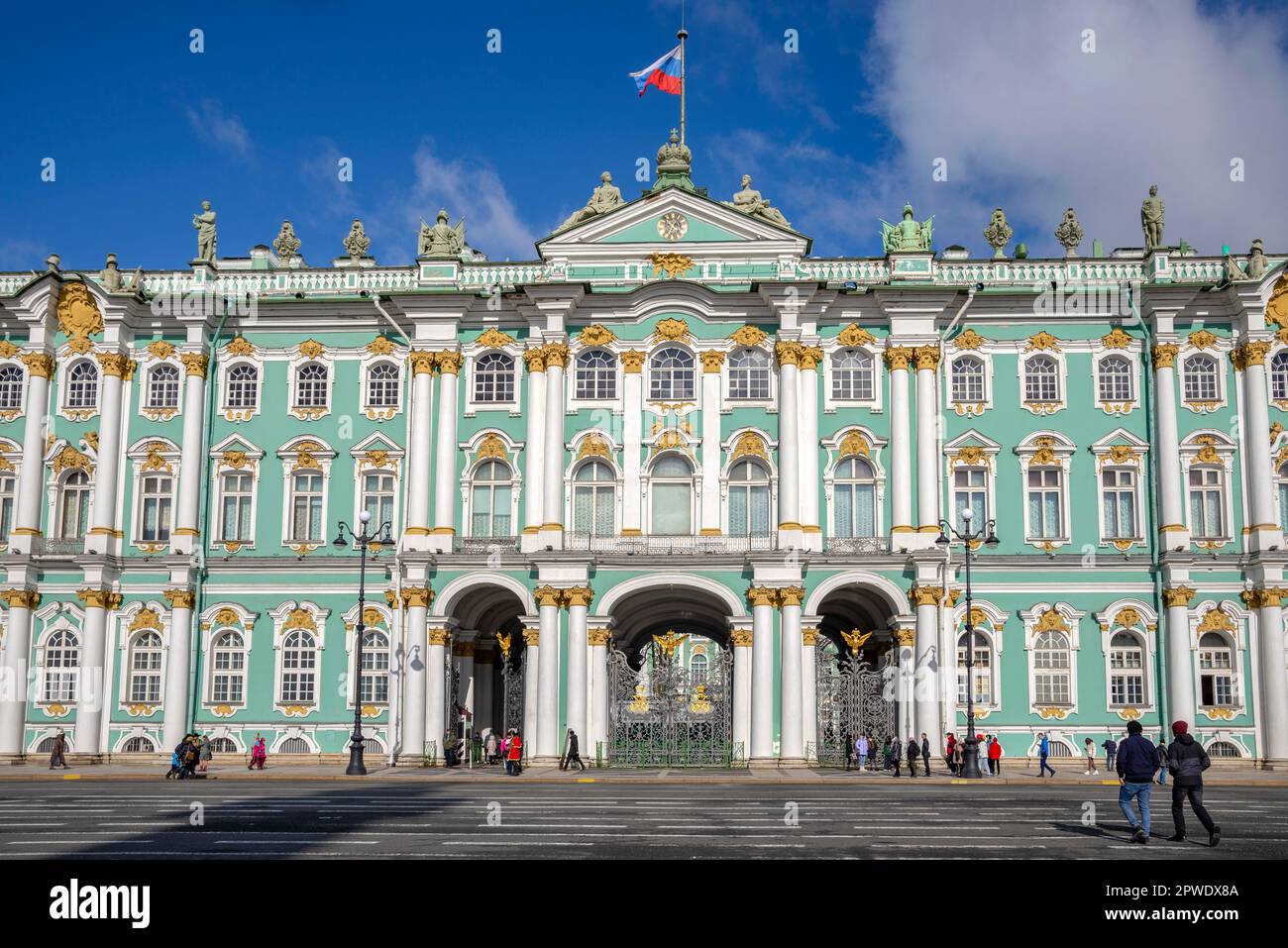 ST. PETERSBURG, RUSSLAND - 02. APRIL 2023: Die Fassade des Winterpalastes (Eremitage) aus nächster Nähe. St. Petersburg Stockfoto
